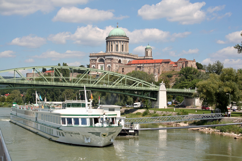 Kreuzfahrtschiff im Donauhafen von Esztergom