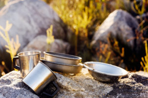 camping-tassen-und-teller