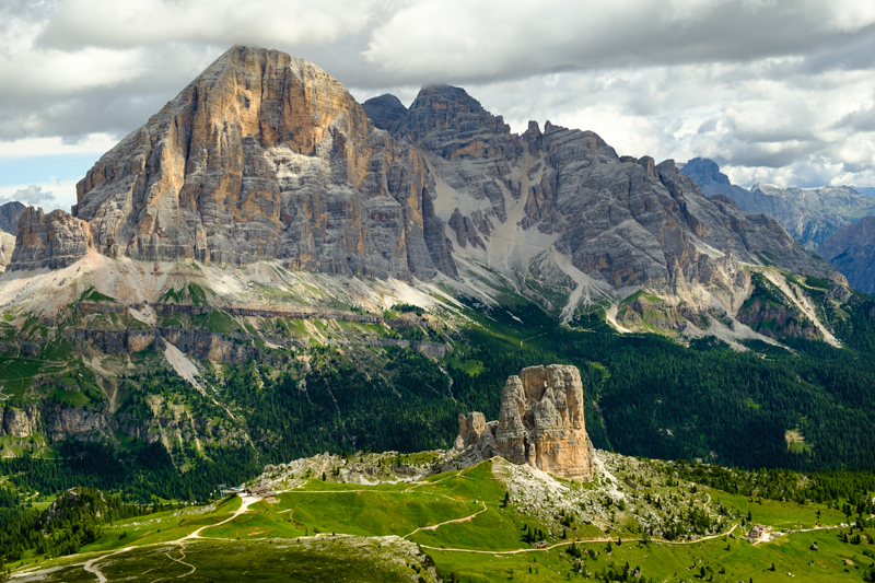 Blick auf Cinque Tore und Tofana di Rozes beim Aufstieg zum Rifugio Nuvolau