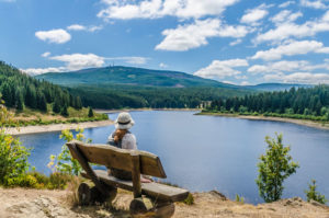 Blick auf den Brocken an der Eckertalsperre im Harz
