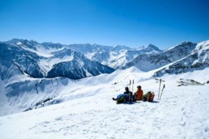 Schneeschuhwanderer genießen die Aussicht