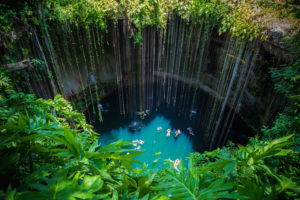Ik-Kil-Cenote, Mexiko. Schöne Cenote auf der Halbinsel Yucatan mit transparentem Wasser und hängenden Wurzeln. Chichen Itza