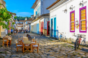 Straße des historischen Zentrums in Paraty, Rio de Janeiro, Brasilien. Paraty ist eine erhaltene portugiesische Kolonial- und brasilianische Kaiserstadt