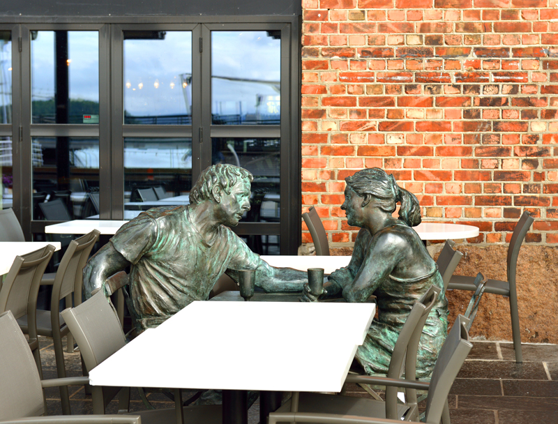 Skulptur eines Liebespaares am Tisch im Restaurant Louise in Oslo, Norwegen