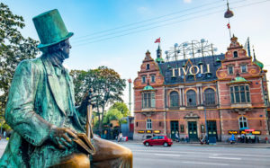 Vergnügungspark Tivoli Garden und Hans Christian Andersen-Skulptur im Zentrum von Kopenhagen