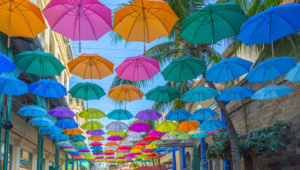 Bunte Straßenschirme in Port Louis, Mauritius