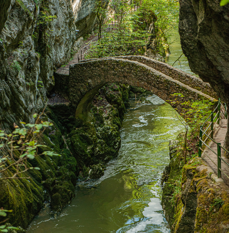 Steinbogenbrücke in der Areuse-Schlucht, im Val de Travers