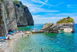 in der Nähe der felsigen Küste der Insel St. Nicholas. Budva