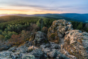 Aussicht von den Bruchhauser Steinen bei Sonnenaufgang, Olsberg, Sauerland