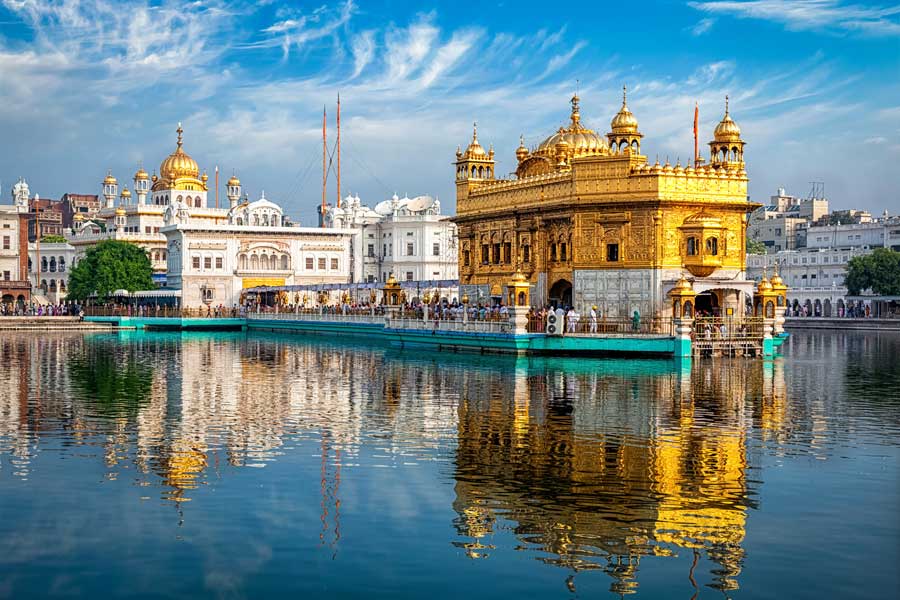 Sikh Gurdwara Goldener Tempel (Harmandir Sahib) und Wassertank. Heiliger Ort des Sikihismus. Amritsar, Punjab, Indien