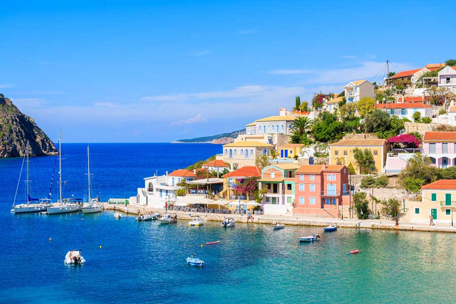 Blick auf das Dorf Assos und die wunderschöne Meeresbucht, Insel Kefalonia, Griechenland