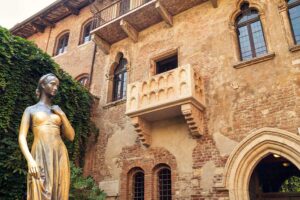 Bronzestatue der Julia und Balkon am Haus der Julia