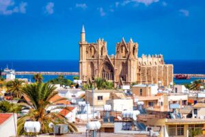 Lala-Mustafa-Pascha-Moschee und die Stadt Famagusta
