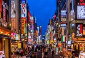 Nachtansicht von „Kabuki“, der berühmten Straße in Shinjuku