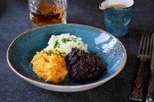 Schottisches Gericht aus Haggis, Neeps und Tatties