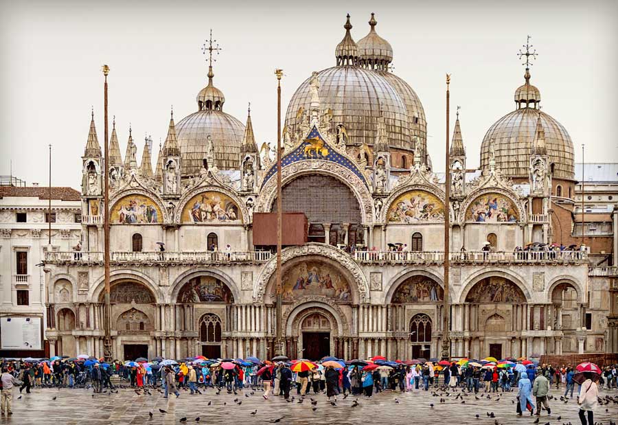 Venedigs Markusplatz mit Markusdom im Regen
