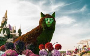 dubai-Gruener-und-brauner-Drache-mit-Blumen-auf-dem-Gipfel-des-Berges