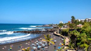 schwarzer-sandstrand-Playa-Jardin