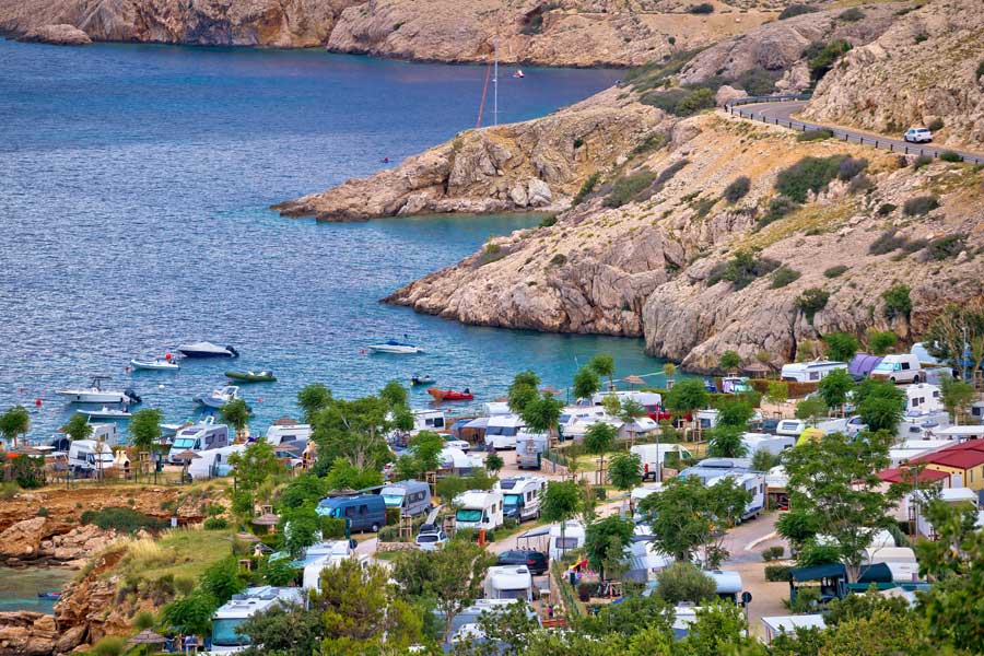 Camping am Meer auf den Klippen von Stara Baska