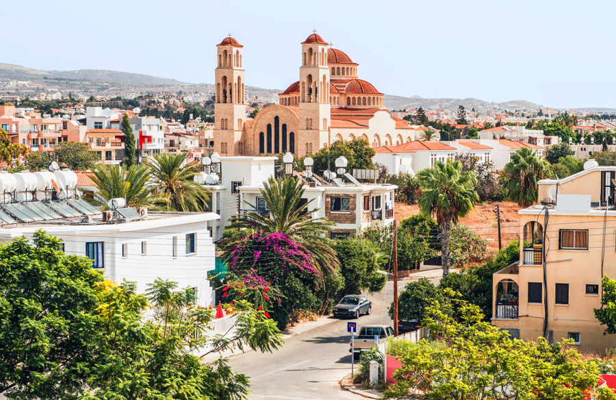 Blick auf Paphos mit der orthodoxen Kathedrale von Agio Anargyroi