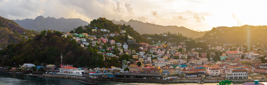 Blick vom Hafen St. George´s auf die Insel Grenada