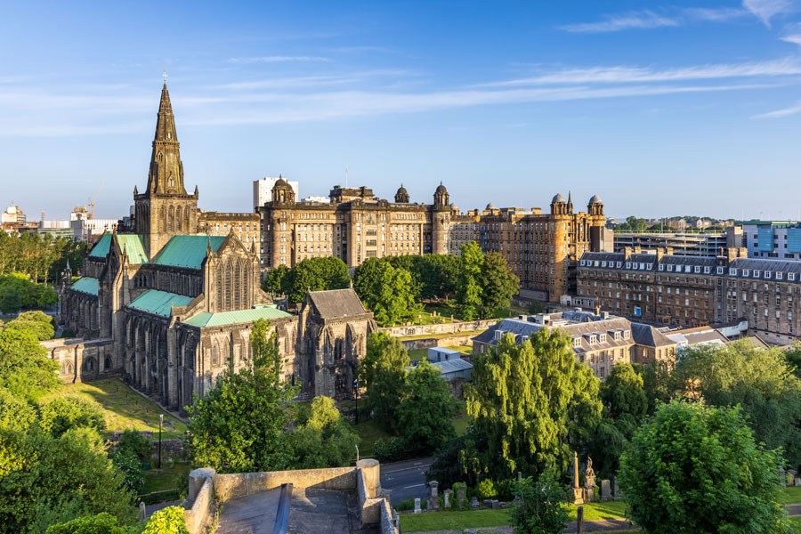 Die Glasgower Kathedrale und das Old Royal Infirmary, aufgenommen vom viktorianischen Friedhof von Nacropolis