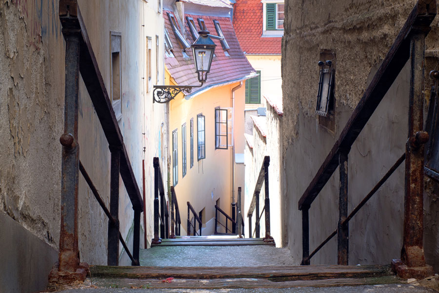 Schmale mittelalterliche Straße mit historischer Architektur im touristischen Zentrum von Gornji Grad - der alten Oberstadt von Zagreb