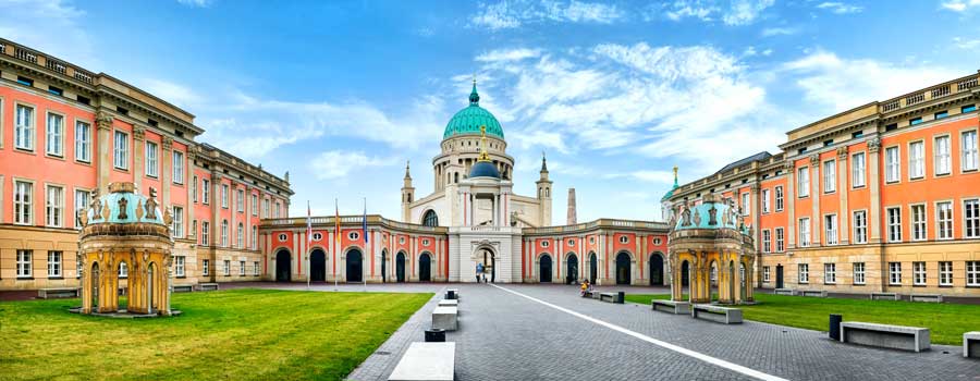 St.-Nikolaus-Kirche und der Landtag des Landes Brandenburg in Potsdam