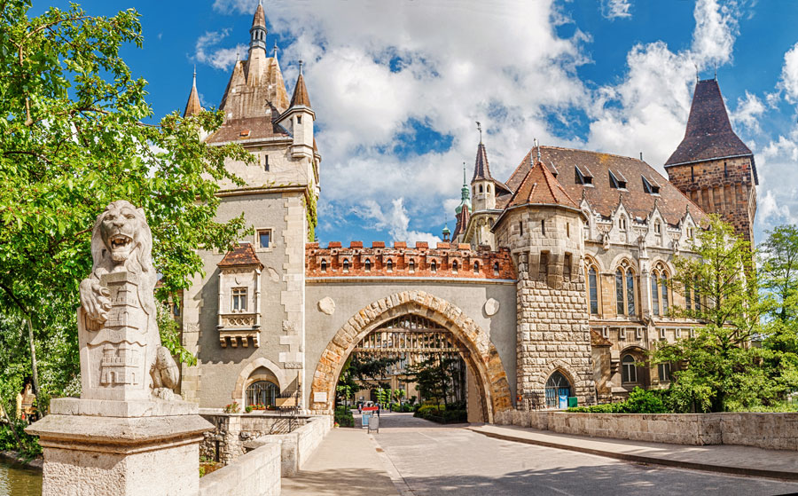 Eingangstore der Burg Ajdahunyad