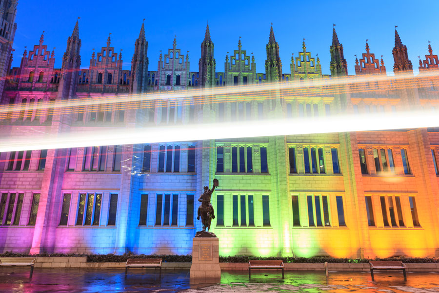 Marischal College am Abend in Aberdeen