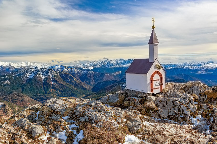 Miniatur-Kapelle-auf-dem-Hochgern-Gipfel