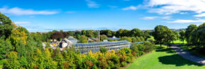 Panoramablick auf David Welch Winter Gardens und Duthie Park von der Spitze des Mound