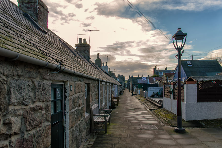 Reihe historischer Cottages in Footdee in Aberdeen