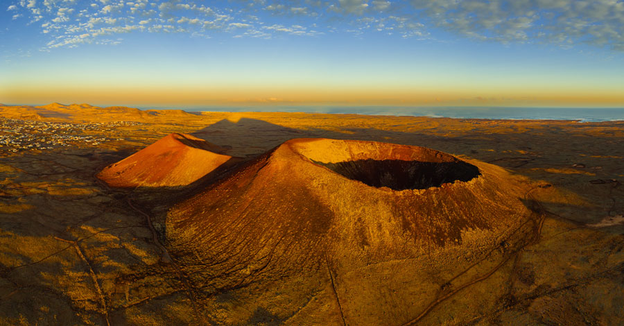 Vulkan Calderon Hondo und den Krater bei Sonnenaufgang in der Nähe von Lajares Corralejo