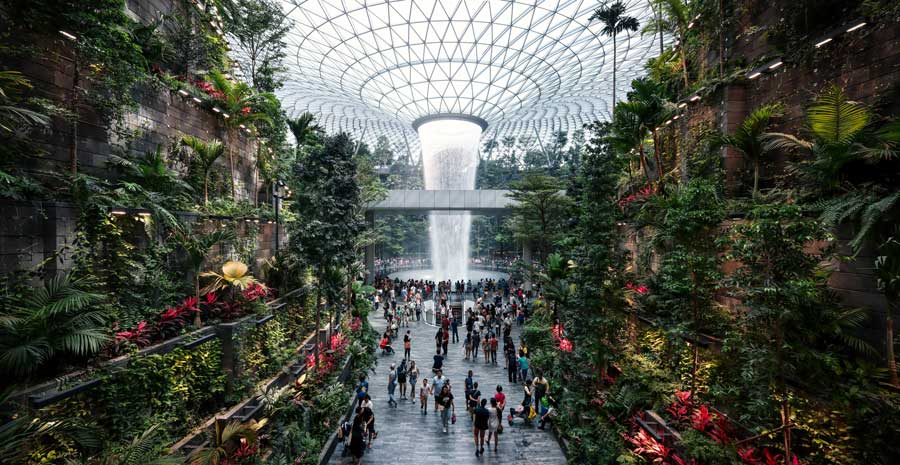 SBC Rain Vortex, den weltweit größten Indoor-Wasserfall mit 40 m Höhe, im Jewel Changi Airport