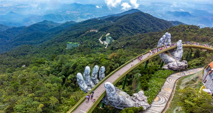 Goldene Brücke, die von zwei riesigen Händen im Touristenort auf dem Ba Na Hill in Da Nang