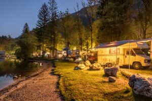 Campingplatz am Ufer des Bohinjsko Jezero in den Julischen Alpen, Slowenien