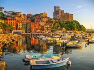 Hafen von Lerici und dem berühmten italienischen Golf der Dichter. San Giorgio Schloss im Hintergrund