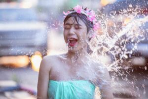 nasse-thailaenderin-songkran