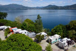 Camping-Caravan-Bereich mit Panorama in Cannobio am Lago Maggiore