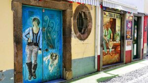 Von Künstlern gestaltete Türen und Tore in der Rua de Santa Maria in Funchal