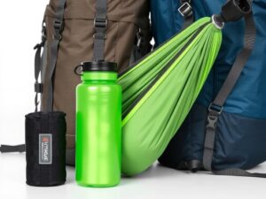 Kompakt zusammengefaltete Reisehängematte neben einem Rucksack