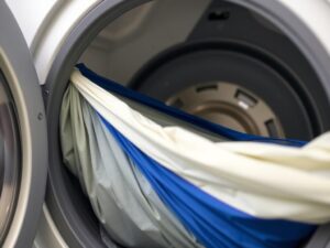 Reinigung einer Reisehängematte in einem Wäschesack