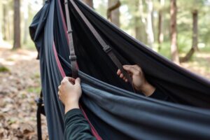 Sicherheitscheck einer Reisehängematte vor der Benutzung