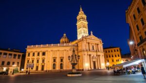 Abendstimmung auf der Piazza del Duomo in Lecce mit beleuchteter Kathedrale