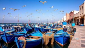 Blauer Fischerhafen von Essaouira mit traditionellen Booten und Möwen - Städtereise Essaouira