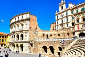 Das römische Amphitheater auf der Piazza Sant'Oronzo während einer Städtereise nach Lecce