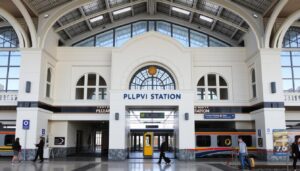 Der moderne Hauptbahnhof von Plovdiv mit ankommenden und abfahrenden Zügen