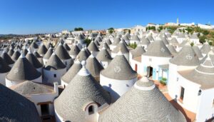 Die charakteristischen Trulli-Häuser von Alberobello mit ihren kegelförmigen Dächern