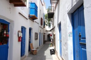 Enge Gasse in der Medina von Essaouira mit weißen Häusern und blauen Türen - Städtereise Essaouira
